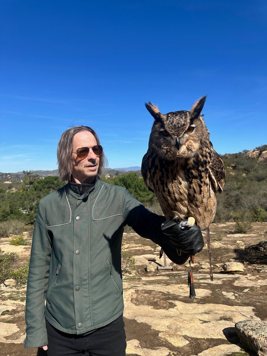 "Our Brilliant Destruction" by The Sea At Midnight is a breathtaking sonic journey that fuses darkwave, post-punk, and indie rock into a hauntingly beautiful anthem.
brokencolormusic.com/review-the-sea…