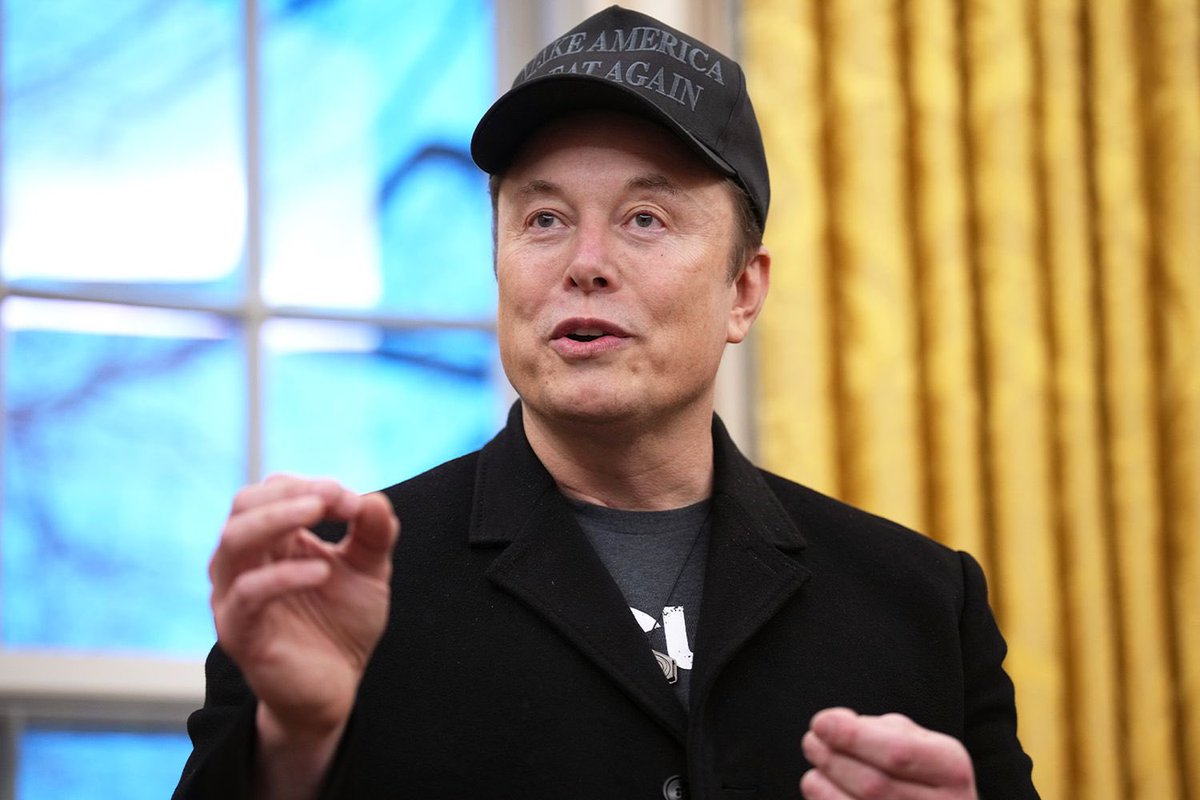 RpsAgainstTrump's tweet photo. Anthony Scaramucci advised Democrats to bring Elon Musk “back into the tent” following Musk’s disagreement with Trump’s tariff policy: 

“He’s been a lifelong Democrat. You guys didn’t invite him to the electrical vehicle summit. You shunned him in the last administration, but he’s really part of your family. Bring him back into the tent. As Lyndon Johnson said, you want him inside the tent as opposed to doing things outside the tent that you don’t want him doing” 
Scaramucci said on CNN

Thoughts?