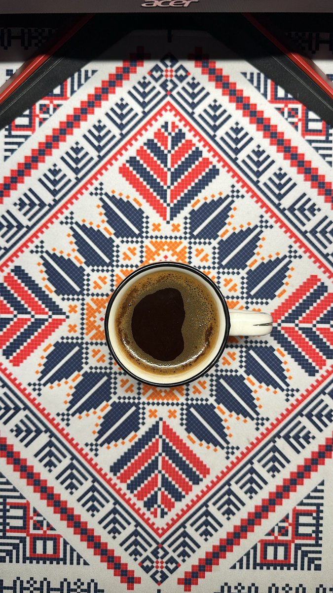 اجي لها وأنا على موعد لقاها مستميت 
يا مرحبا باللي محد يطرد عماسي غيرها