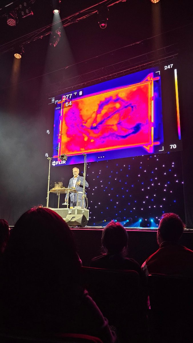 himawaricopter's tweet photo. SO HONORED to meet one of my heroes and get to have a Q&amp;A session 🤩 #AltonBrownLive #LastBite https://t.co/GYNcNQkTw8