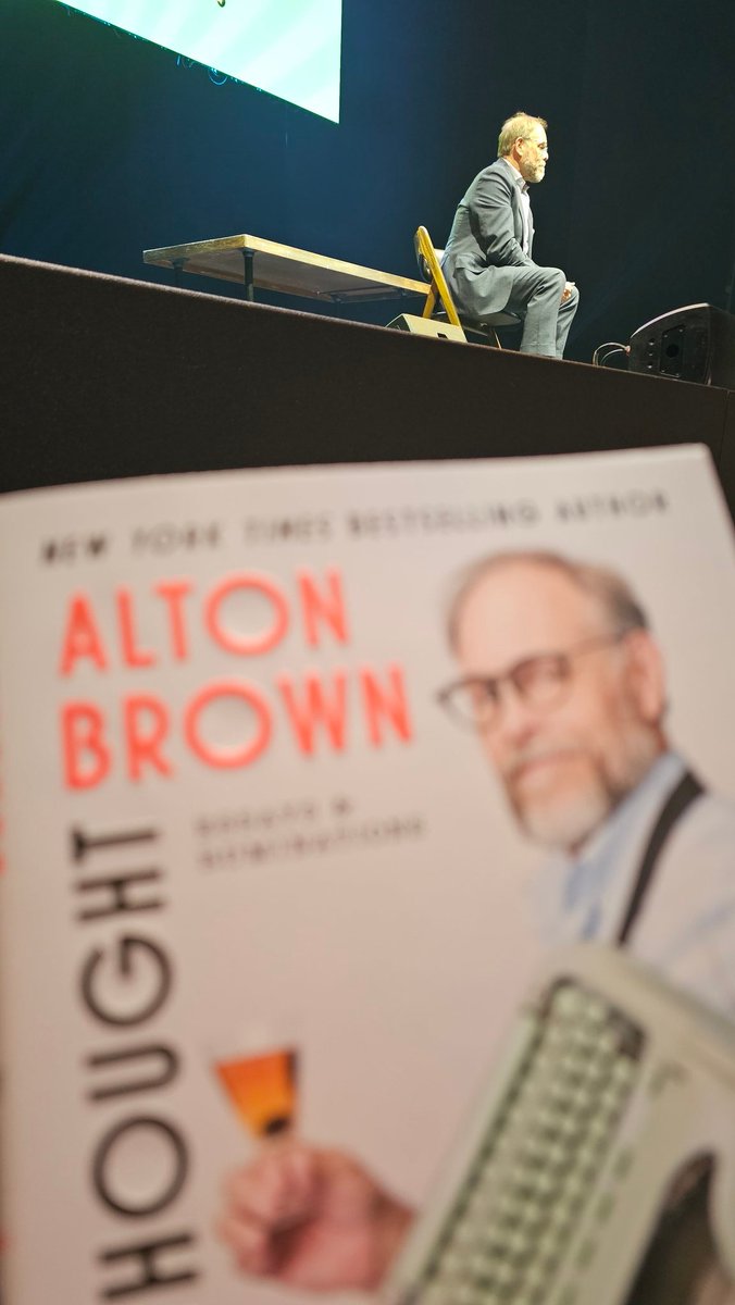 himawaricopter's tweet photo. SO HONORED to meet one of my heroes and get to have a Q&amp;A session 🤩 #AltonBrownLive #LastBite https://t.co/GYNcNQkTw8