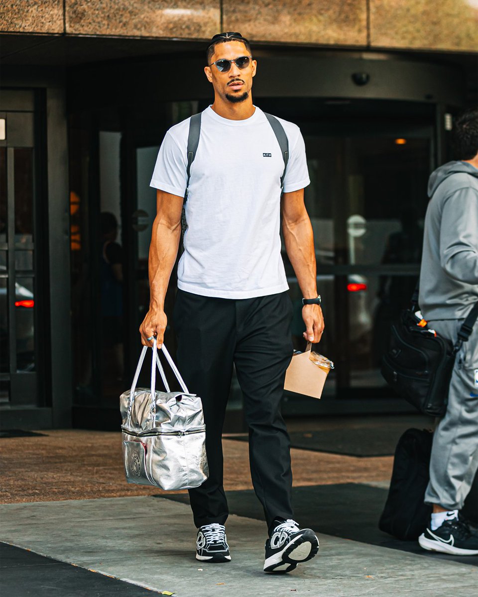 leaguefits's tweet photo. these custom chipotle to-go bags go very hard. #chipotlepartner https://t.co/dcfCtVGBqj