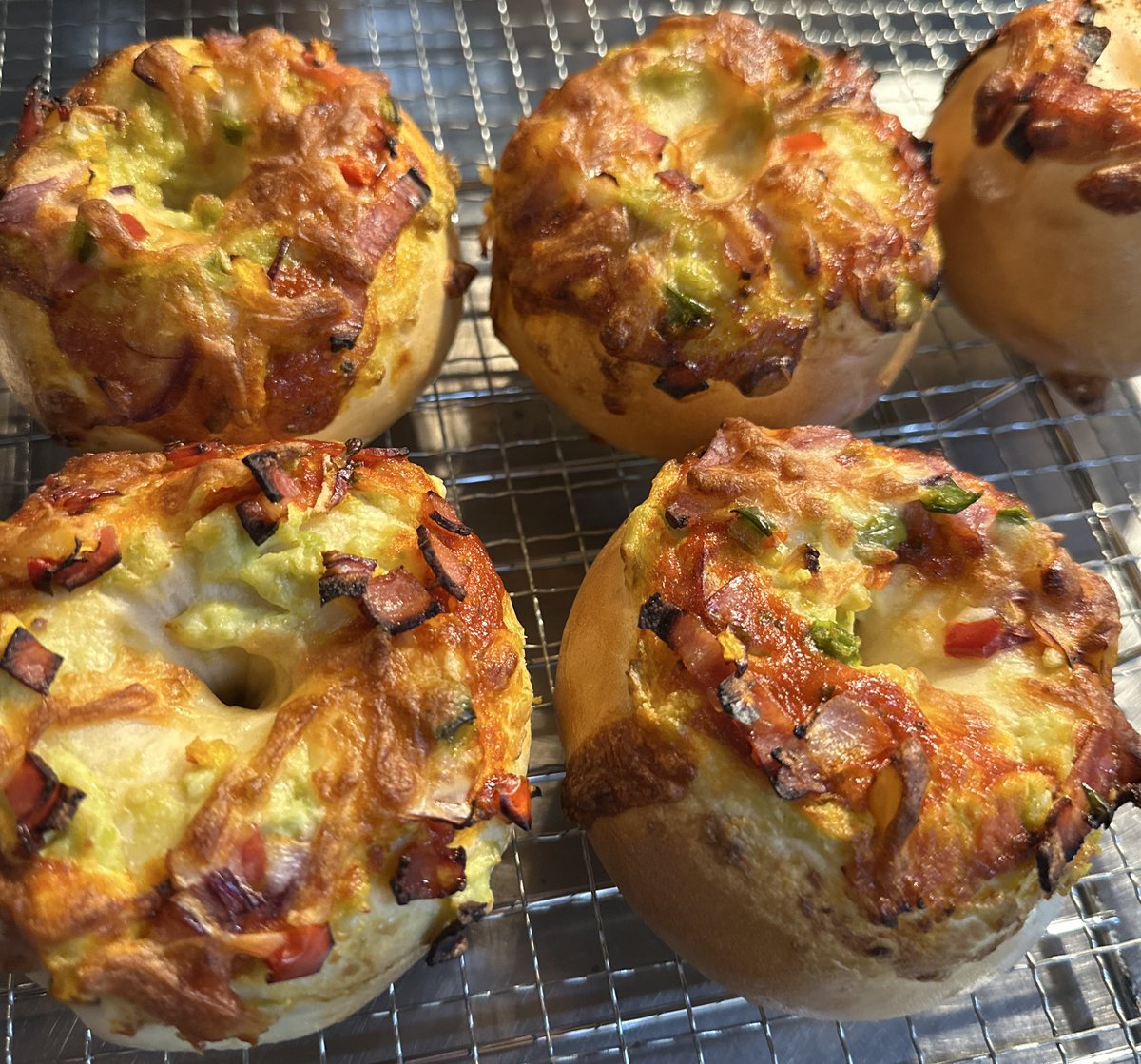 CafeLuana1's tweet photo. 営業再開に向けて本日もいろいろ試作しております♫ 
今回はピザ🍕？ベーグルを作ってみました✨
隠し味にアボガドをちょっぴり😊

営業再開は4月下旬頃を予定しております🙆‍♀️✨
どうぞお楽しみに🙌🌟
来週は店内でフリーマーケットも予定しております！！
詳細が決まりましたら、またお知らせします📢 https://t.co/vcFdFlV2vQ