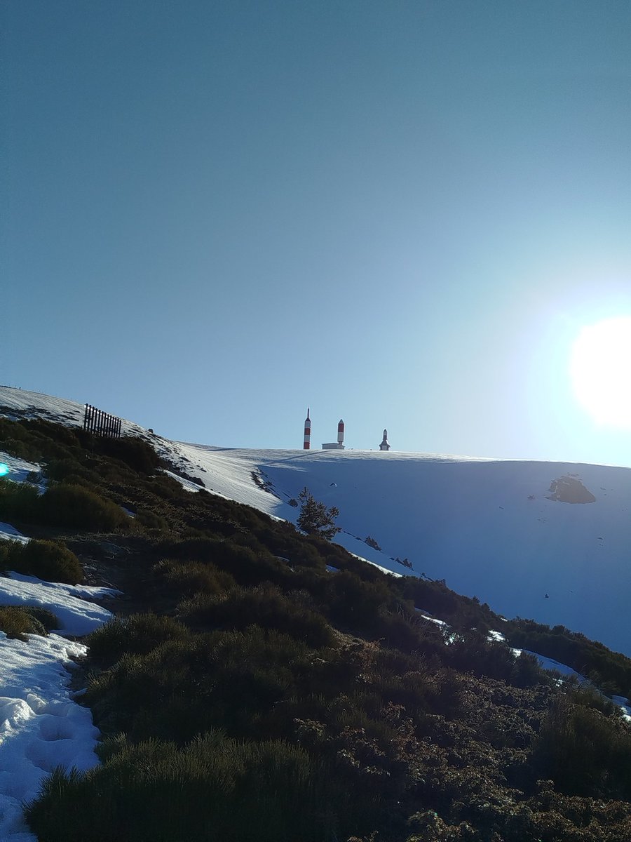 CaroDeportista's tweet image. Amanecer en la Bola del Mundo ☀️❄️
Subir desde el Puerto de Navacerrada a la Bola del Mundo bien temprano tiene su recompensa: cumbres cubiertas de nieve y esa luz dorada que aparece cuando el sol empieza a asomar entre las nubes. 🌄
#Montaña #Senderismo #BolaDelMundo