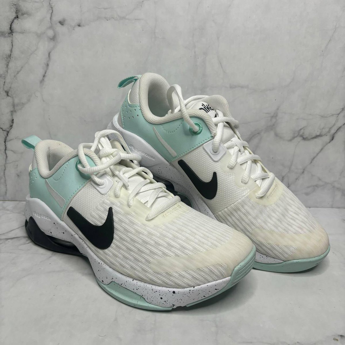 ndnisaa's tweet photo. Guyss aku mau jual sepatu Nike Bella 6 size 39, masih new yaah! Aku beli di malaysia, niat mau pakai sendiri tapi pas sampai jkt kok ternyata sepatu ku putih semua🤣 biasa kalap lihat warna cantikk😍 

Masih NEW tapi no box, krn box asli udah dibuang disana. Aku jual 745rb aja ya https://t.co/BCV8UPpuYu