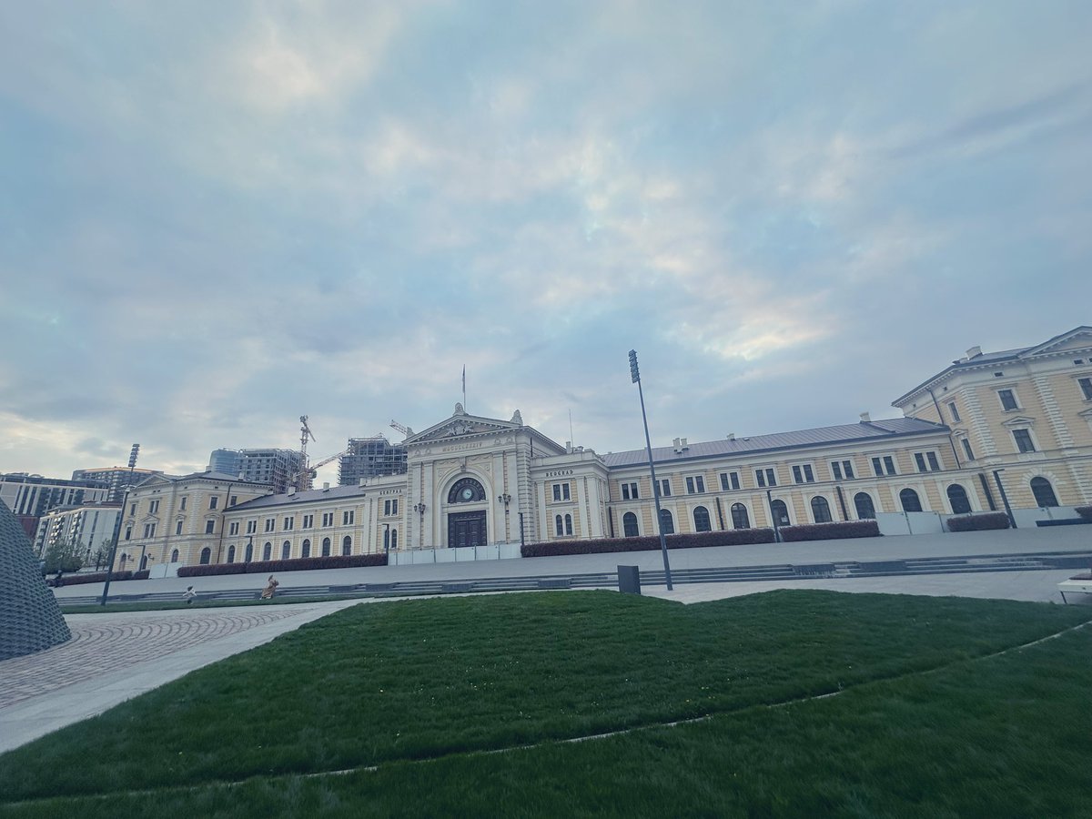Nekad je primala stotine vozova i hiljade putnika dnevno. Kad su je po svaku cenu zatvorili rekli su - biće muzej nastanka srpske države, pa muzej Nikole Tesle, pa, poslednja verzija, Istorijski muzej. Već 7 godina čami zatvorena - Železnička stanica Beograd.