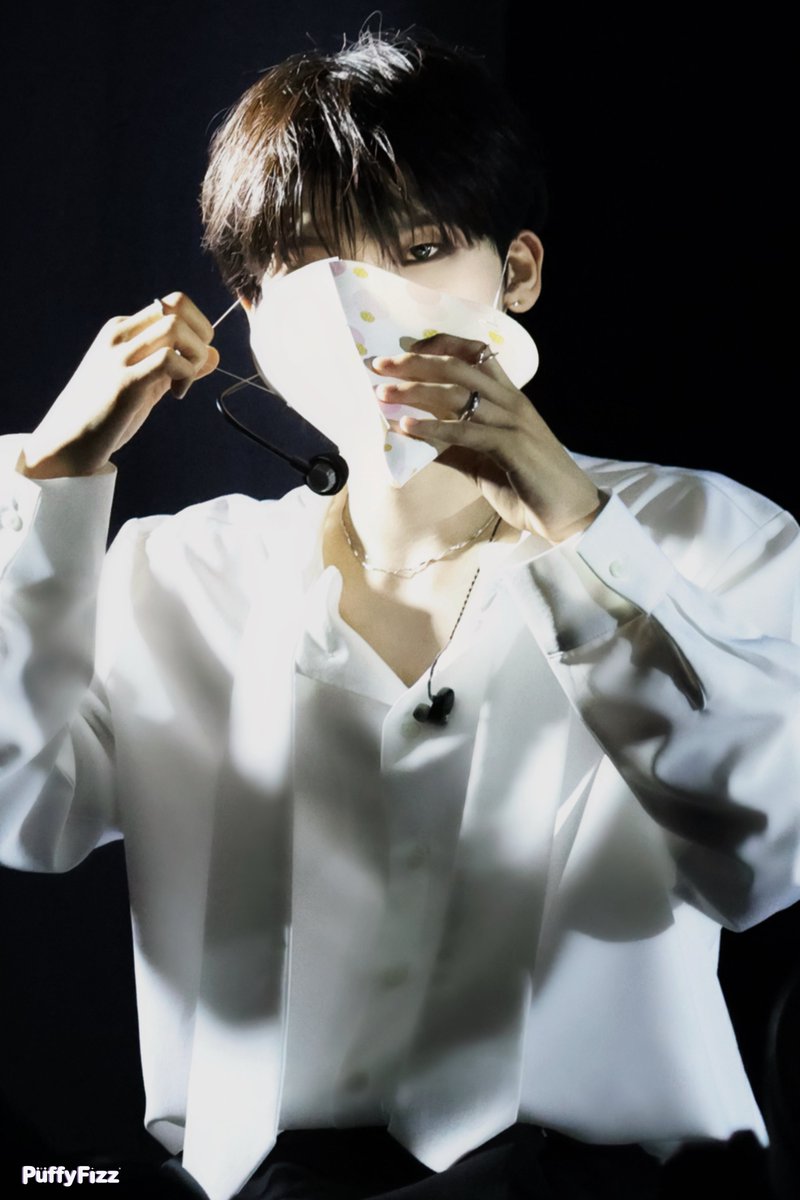 PuffyFizz's tweet photo. 250405  에버블루 1부 팬미팅

🔪

#도하 #ドハ #DOHA #윤도하 #엔싸인 #nSSign https://t.co/ZW2SUB9Vqz