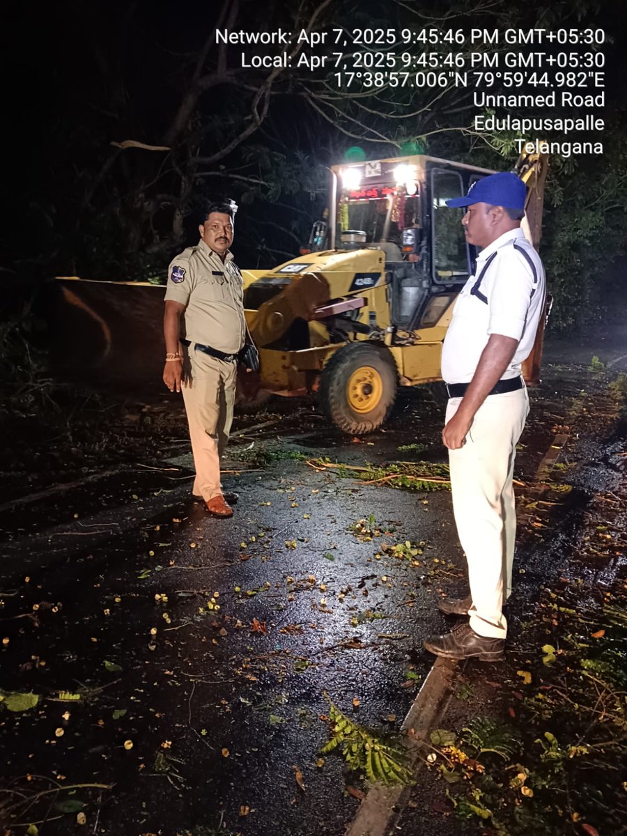 psmhbdrural's tweet photo. ఈదులపుసంపల్లి నుండి పెనుగొండ రోడ్డు మార్గమధ్యలో అకాల వర్షం కారణంగా  రోడ్డుకు అడ్డంగా పడి ఉన్న చెట్లను జెసిబి సహాయంతో తొలగిస్తూ ట్రాఫిక్ అంతరాయం కలగకుండా అతి త్వరితంగా స్పందించిన మహబూబాబాద్ రూరల్ పోలీస్ SI  దీపిక మరియు కానిస్టేబుల్  రాజు, బాలరాజ్ , సోమ్మల్లు. https://t.co/apKseovjE2