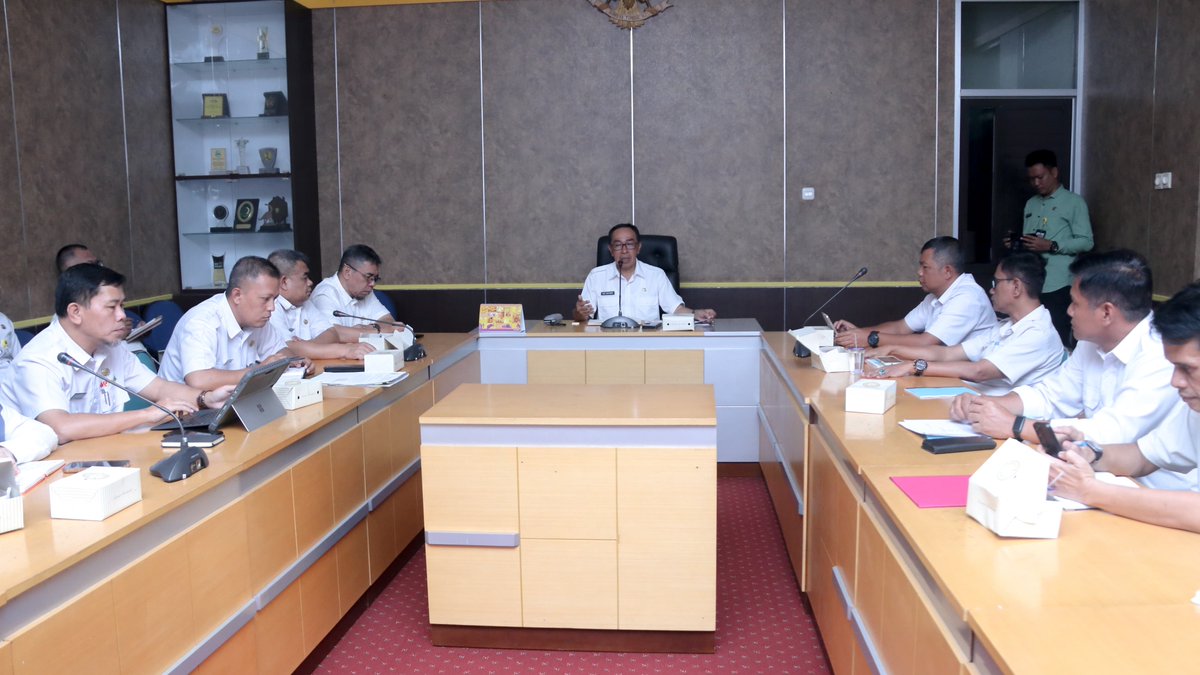 DISKOMINFOSAN's tweet image. Sekda Kabupaten Sukabumi Ade Suryaman pimpin rapat tindak lanjut pembentukan Koperasi Desa Merah Putih. 381 desa di Sukabumi ditargetkan miliki koperasi sebelum Juni 2025! 💼✨ 

#KoperasiMerahPutih 
#PerekonomianDesa 
#ProgramNasional
#SukabumiMubarakah