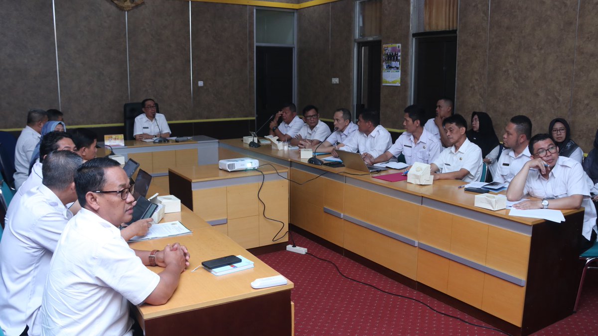 DISKOMINFOSAN's tweet image. Sekda Kabupaten Sukabumi Ade Suryaman pimpin rapat tindak lanjut pembentukan Koperasi Desa Merah Putih. 381 desa di Sukabumi ditargetkan miliki koperasi sebelum Juni 2025! 💼✨ 

#KoperasiMerahPutih 
#PerekonomianDesa 
#ProgramNasional
#SukabumiMubarakah