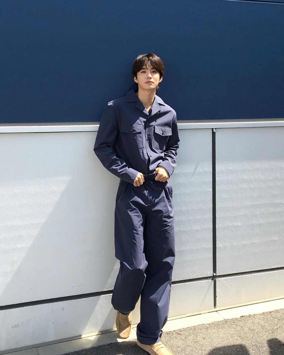 문뜩 정우가 지면과 0.1정도의 거리만 두는 신발을 신고도 저런 비율을 보여줄 수 잇는 ㅆㅅㅌㅊ남자라는 것이 참 좋게 느껴집니다