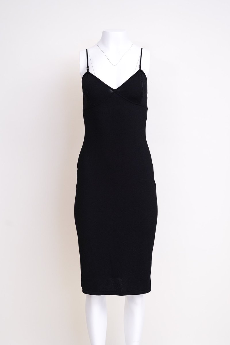 godofcloth's tweet photo. 4 iconic dresses that prove style is always in season. Which one is your favorite? #TimelessElegance #VintageChic #DesignerFinds https://t.co/oVyR1bluXg