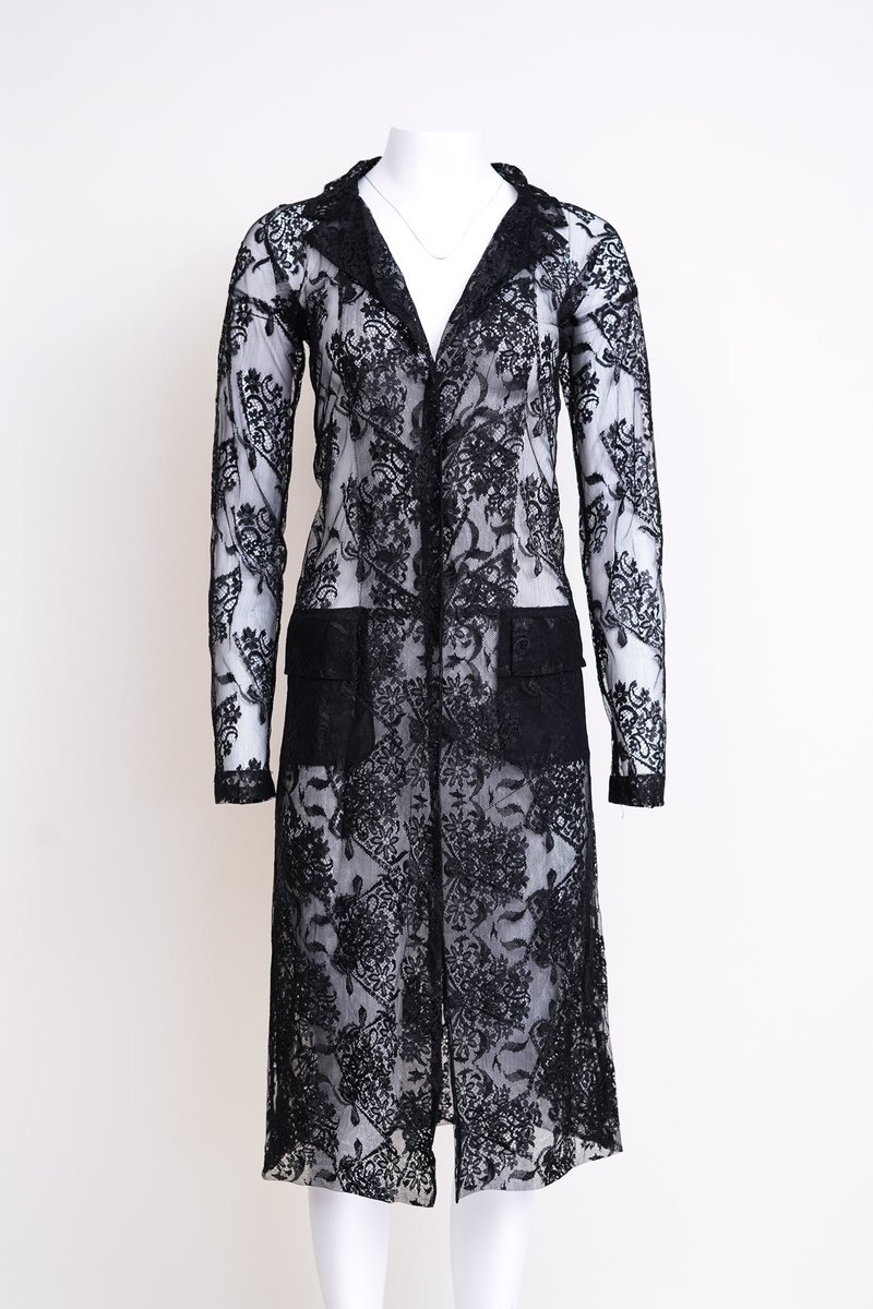 godofcloth's tweet photo. 4 iconic dresses that prove style is always in season. Which one is your favorite? #TimelessElegance #VintageChic #DesignerFinds https://t.co/oVyR1bluXg