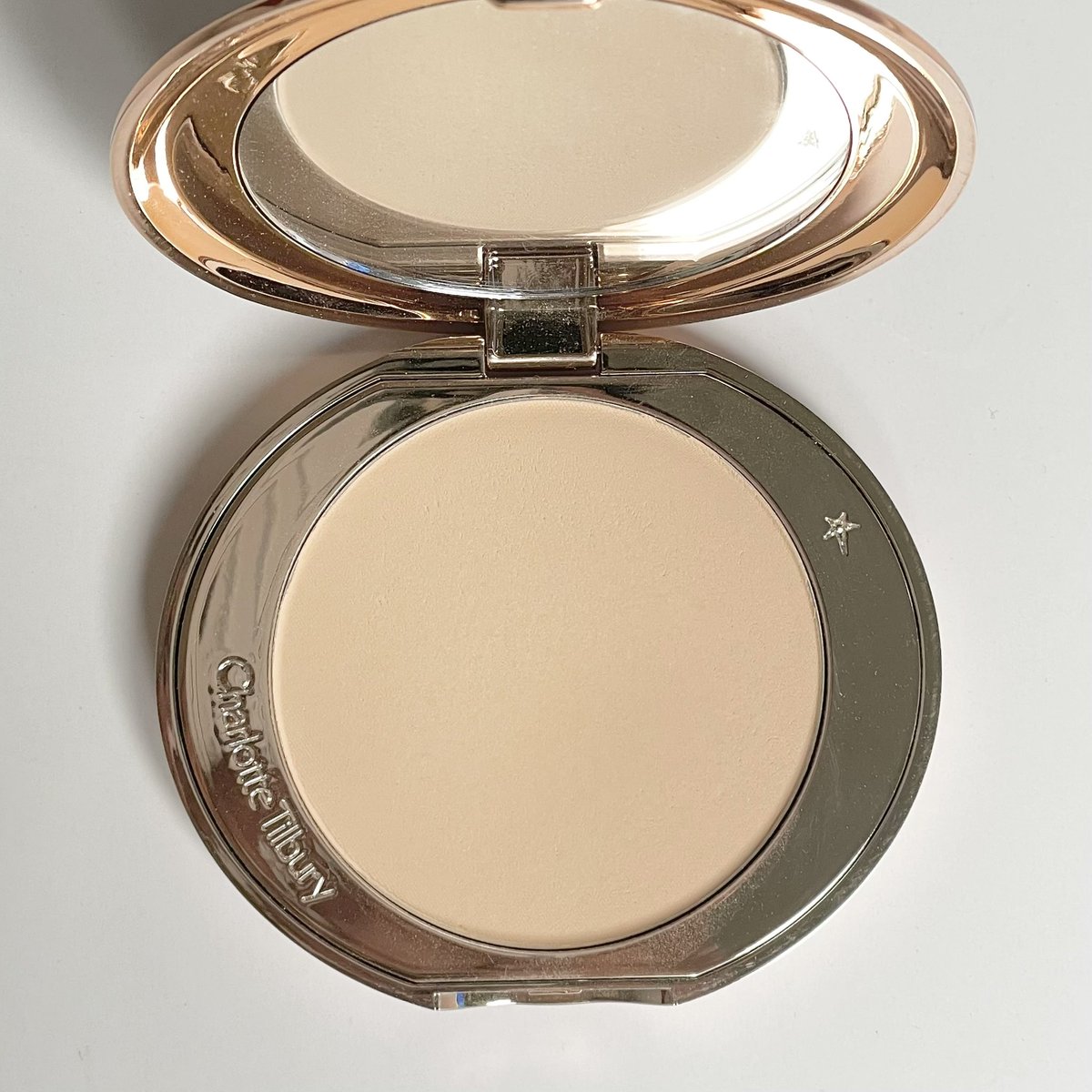cezanne คือเคาะ dupe แป้ง charlotte tilbury สุด คือใกล้แบบเบียดอ่ะ ผิวเบลอนวล ละมุนแบบที่ ct ทำได้เลย ต่างกันนิดนึงคือบนผิว cezanne รู้สึกว่าแมตต์กว่ากับเนื้อที่ไม่ได้นุ่มเนียนเท่า ct แต่ก็ใกล้แบบ blind test คือแยกแทบไม่ออก แล้วราคาต่างกัน 7 เท่าอ่ะ
