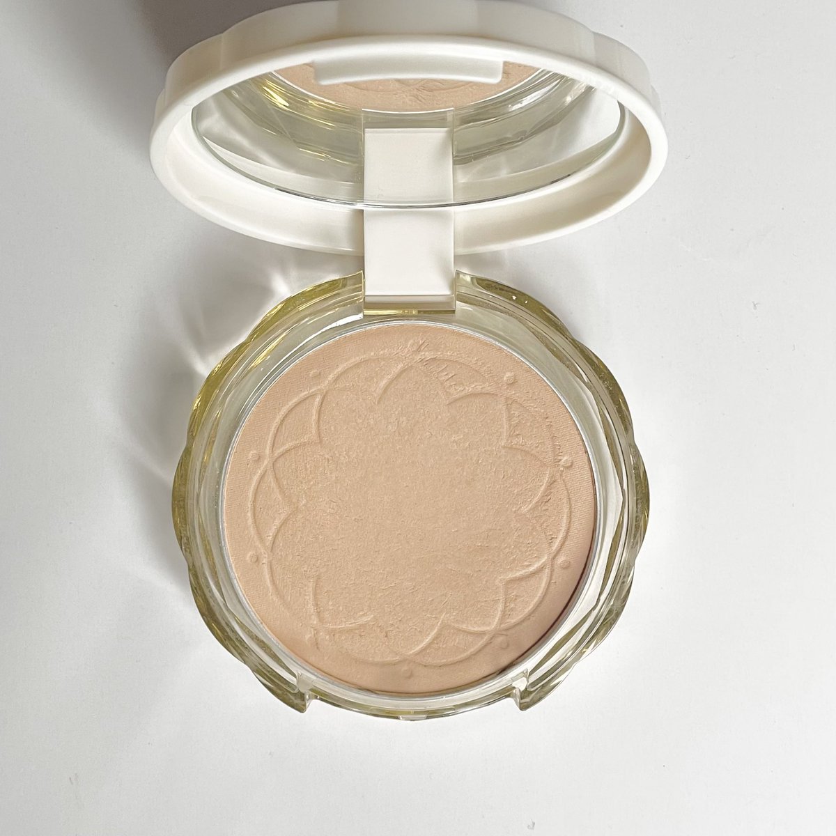jjdoesitwork's tweet photo. cezanne คือเคาะ dupe แป้ง charlotte tilbury สุด คือใกล้แบบเบียดอ่ะ ผิวเบลอนวล ละมุนแบบที่ ct ทำได้เลย ต่างกันนิดนึงคือบนผิว cezanne รู้สึกว่าแมตต์กว่ากับเนื้อที่ไม่ได้นุ่มเนียนเท่า ct แต่ก็ใกล้แบบ blind test คือแยกแทบไม่ออก แล้วราคาต่างกัน 7 เท่าอ่ะ https://t.co/3p1b1QWKK8