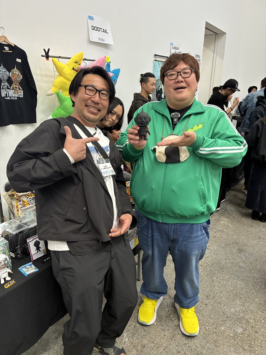 ソフコンvol7では人気ユーチューバー_デカキンさんにのべ星人をお買い上げいただきました！
そして、デカキン＋のべ星人＋のべの3ショットも！

のべ星人は
堀江ベースCASO
caso-horiebase.jp
アート特区オンラインストア
casoartpjt.base.shop
で販売しております！
#ソフビ
#のべ星人