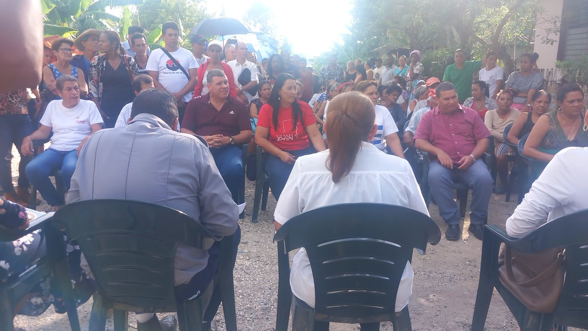 CMKXDigital's tweet photo. Este martes tuvo lugar en el reparto 23 de Abril, del consejo popular #Jiguaní Norte, un barrio  debate sobre el delito, las drogas y las ilegalidades.
#ProvinciaGranma 
#Cuba https://t.co/BdtIxGsHHo