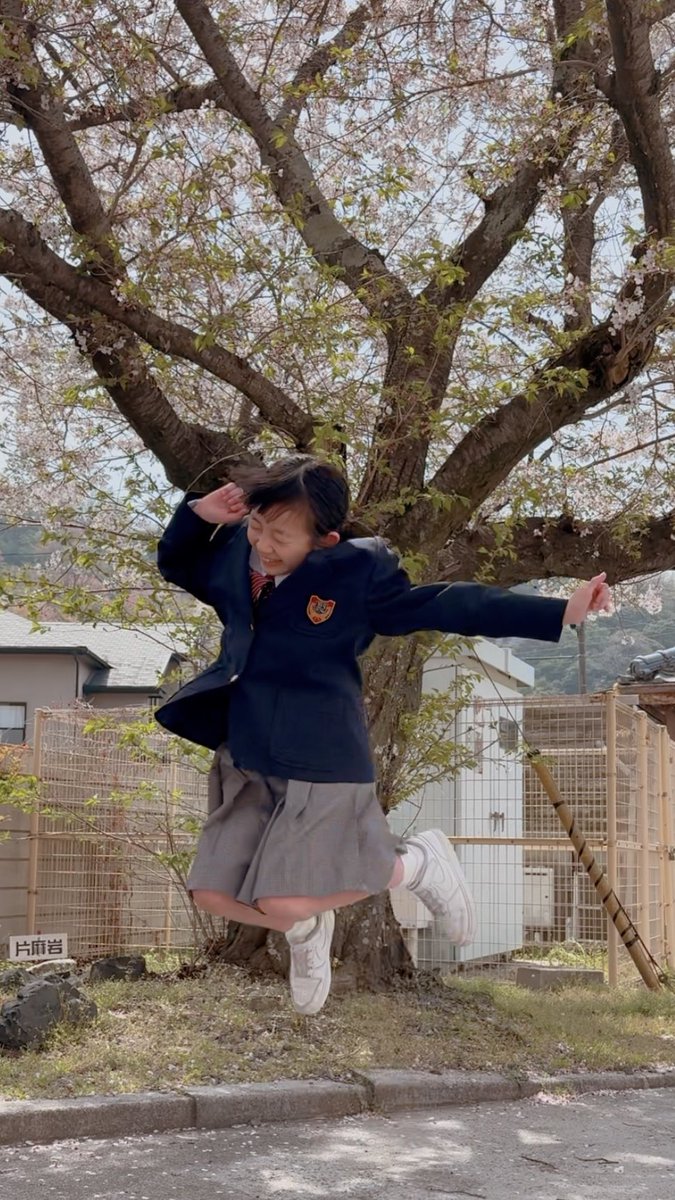 kmjuekk3j1207's tweet photo. 中学1年生になりました！新・鈴木礼彩です！春休みで会えなかったお友達とも会えてとても嬉しかったです😁勉強や部活頑張ります💪お仕事もたくさんできるようになるぞ！そして #呉市 をアピールできたらいいな☺️葉っぱになりかけてる桜も綺麗だね🌸🌱#アヴァンセ #鈴木礼彩 #入学式 https://t.co/OETqI89VLz