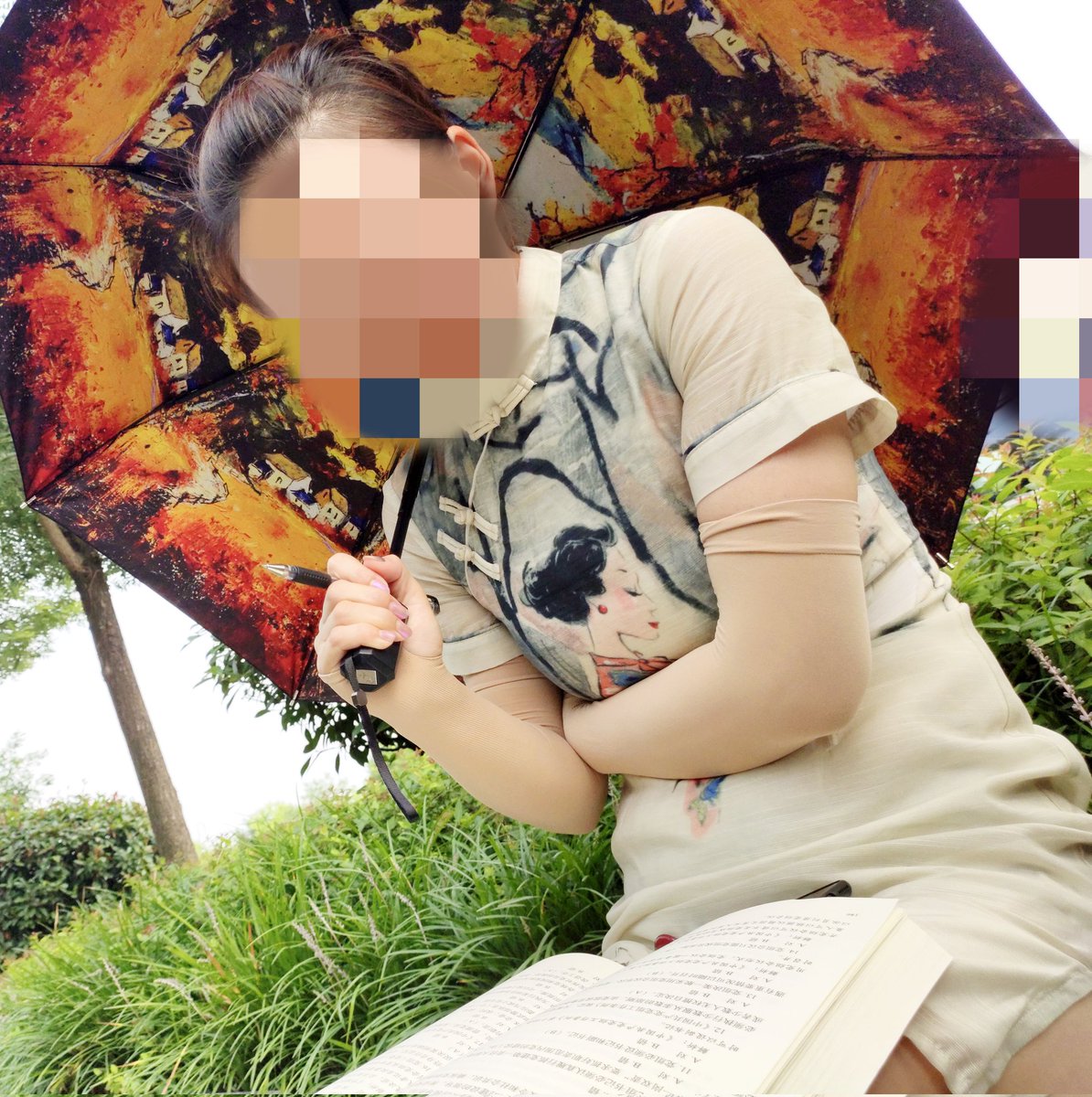 smithw51696's tweet photo. 打扮的像小姑娘一样的学生家长熟女，在考场外等儿子，这双腿和玉脚是真诱人，40多岁的老熟女真会装嫩 https://t.co/a7WpCilWo5