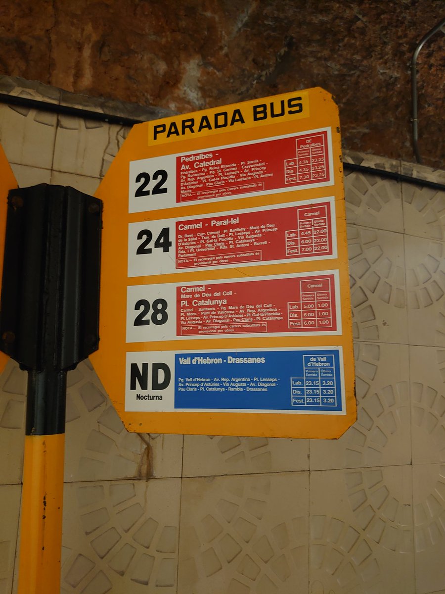 AutobusesBCN's tweet photo. Ya ha pasado a ser histórica, y por tanto preservable. Las paradas de #BusBarri con las que comenzaron y tenían un diseño propio, se han sustituidos todas por unas +generales.
No obstante, gracias a las gestiones de @jrtauste, se ha guardado la última en #ACEMA
@TMB_Barcelona https://t.co/7Fj28mXxrT