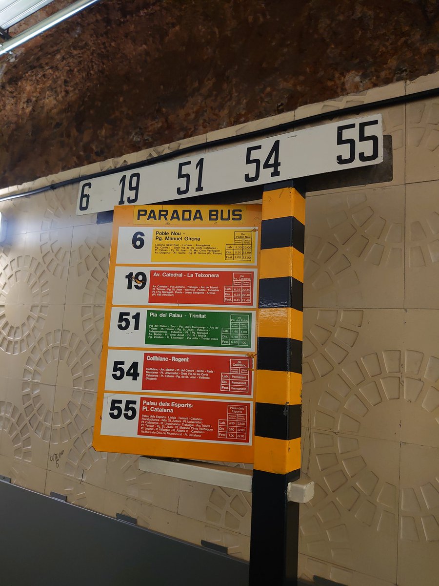 AutobusesBCN's tweet photo. Ya ha pasado a ser histórica, y por tanto preservable. Las paradas de #BusBarri con las que comenzaron y tenían un diseño propio, se han sustituidos todas por unas +generales.
No obstante, gracias a las gestiones de @jrtauste, se ha guardado la última en #ACEMA
@TMB_Barcelona https://t.co/7Fj28mXxrT