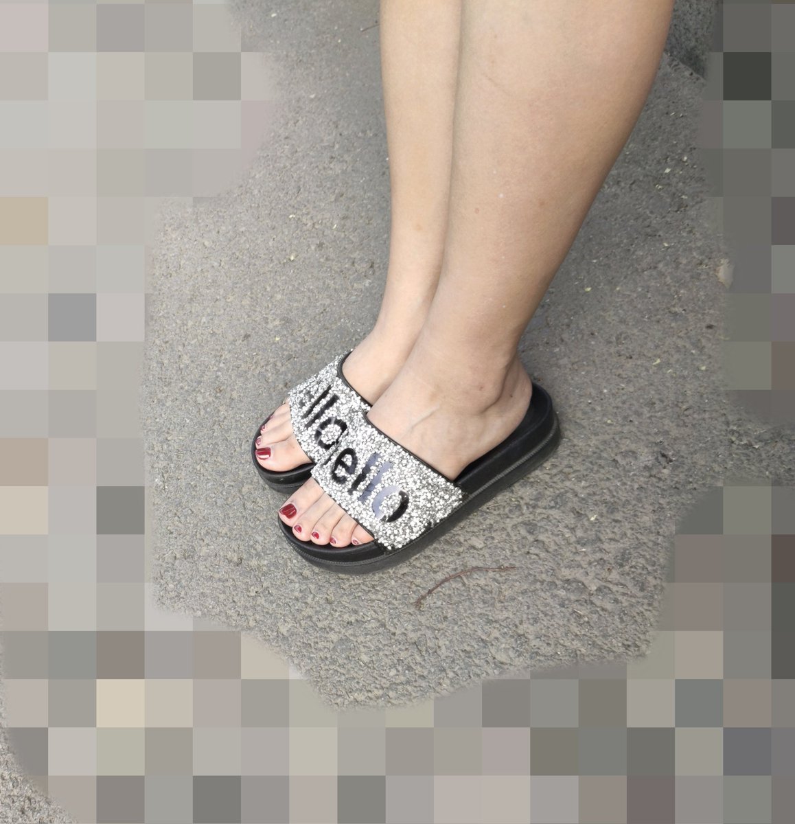 smithw51696's tweet photo. 打扮的像小姑娘一样的学生家长熟女，在考场外等儿子，这双腿和玉脚是真诱人，40多岁的老熟女真会装嫩 https://t.co/a7WpCilWo5