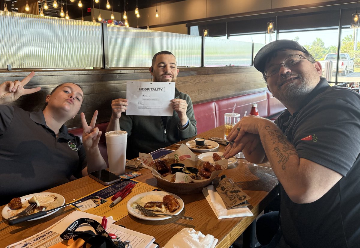 CourtHend2012's tweet photo. Cheers to Q4 and everything it brings us! Celebrating #chilisclean and #hospitality 🌶️💗 we are aligned and ready to finish strong! 💪🏼 #chilislove https://t.co/nOkBrJI4zN