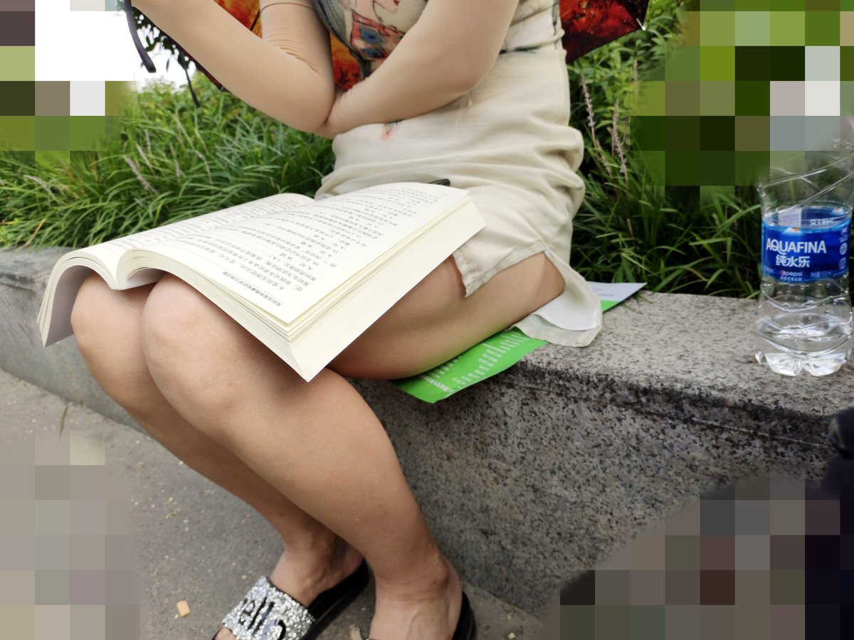smithw51696's tweet photo. 打扮的像小姑娘一样的学生家长熟女，在考场外等儿子，这双腿和玉脚是真诱人，40多岁的老熟女真会装嫩 https://t.co/a7WpCilWo5