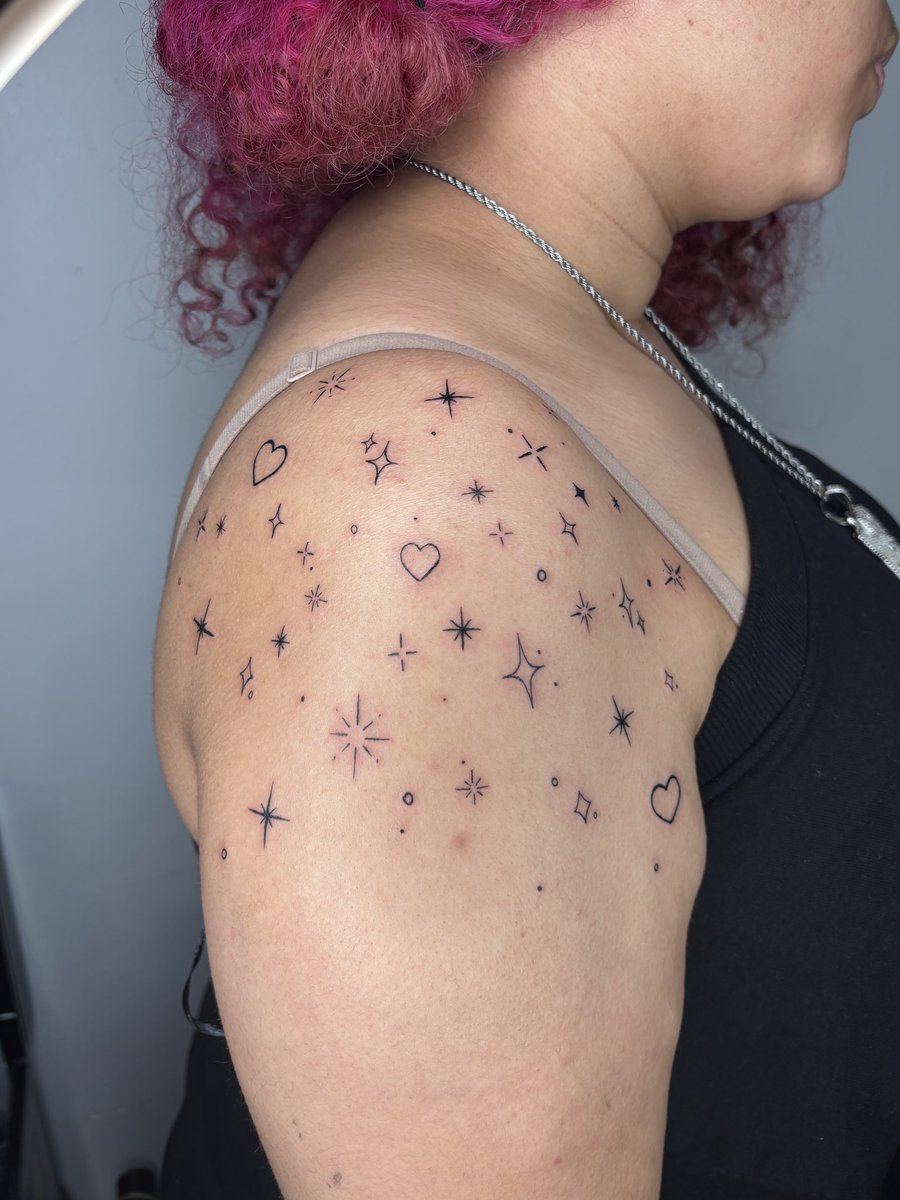 sparkly shoulder cuff <3 
perfect for off the shoulder tops &amp; spring time  
-
#tattoos #nyctattoo #finelinetattoo #girlytattoo #cutetattoo