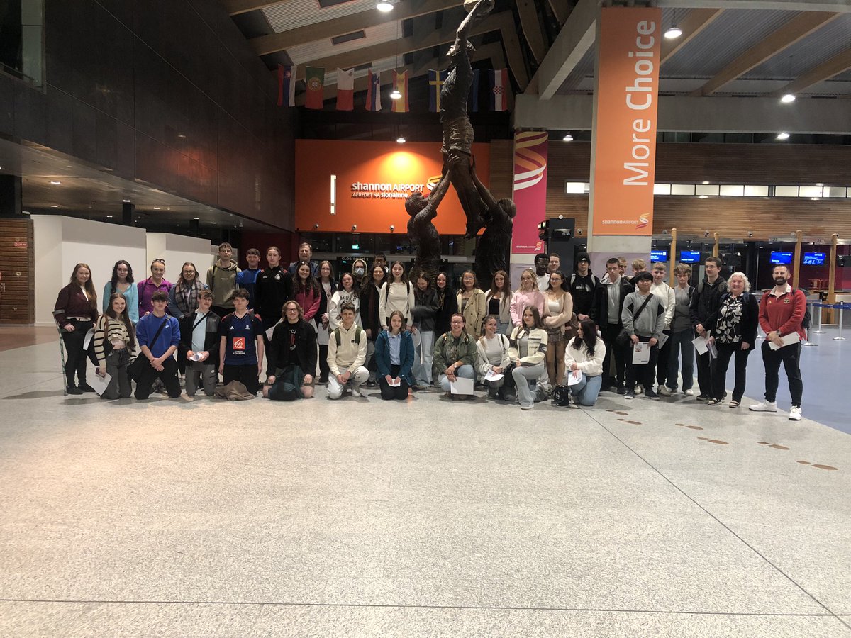 GCanChlair's tweet photo. Beidh mic léinn na hIdirbhliana ag eitilt go Londain inniu chun cuairt a thabhairt ar Iarsmalann Náisiúnta na hEolaíochta agus na Staire agus chun an ceoldráma Wicked a fheiceáil sa West End. Buíochas le Ms McNamara agus leis na múinteoirí atá ag dul ina dteannta. https://t.co/ZwB7DFWQq5
