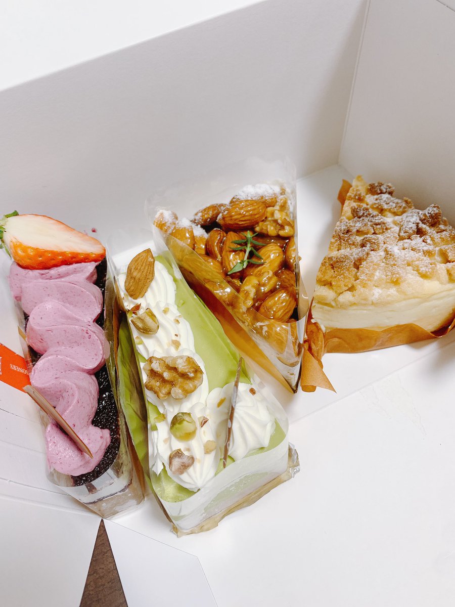 gnk721's tweet photo. こないだお誕生日だったからケーキ貰った♡
また何も成せず歳を取ることになって落ち込んでたけど、またがんばる💪
明日からの連休いろいろ忘れて楽し��〜！ https://t.co/YTu6Lc8sij