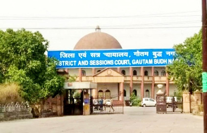 Sachingupta's tweet photo. नोएडा पुलिस ने दिल्ली से बीटेक स्टूडेंट सोमेश को उठाया और जेवर क्षेत्र में लाकर 6 अगस्त 2022 को एनकाउंटर में पैर में गोली मार दी। पिता ने कोर्ट को CCTV दिखाया, जिसमें पुलिस उसे दिल्ली से उठा रही है। कोर्ट के आदेश पर 12 पुलिसकर्मियों पर फर्जी एनकाउंटर की FIR दर्ज हुई। 

जेवर इलाके में एक क्रिमिनल का मर्डर हुआ था। पुलिस ने छात्र सोमेश को आरोपी दिखाकर उससे एक पिस्टल भी रिकवर दिखाई थी।