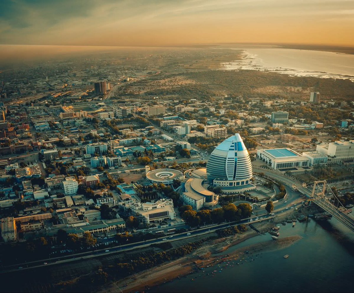 من أتقن الصبر لن تكسره الحياة.
ومن تقاسم السعادة مع الأخرين أحس بقيمة الإنسانية.
إذا أتاك مايخيفك فقل : حسبي اللّه ،
و إذا داهمك هم فقل : وأفوض أمري إلى الله ،
وإذا خنقك الحزن فقل :إنما أشكو بثي وحُزني إلى اللّه .
أبعد الله عني وعنكم فواجع الدنيا ، ورزقني ورزقكم سعادة الدارين.