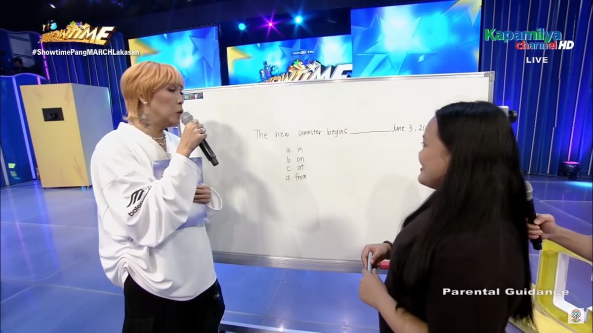 alt_kapamilyaol's tweet photo. Ganda na ng momentum ng show last month eh - sponty na mala-Running Man, pa-quiz na socially relevant, 4 segments + opening number, lahat ng hosts may ganap. 

Back to their core. Simple pero malakas yung entertainment value.
Yet here we are again....  
 #ShowtimePangkagitingan https://t.co/W3NZ3TQeG2