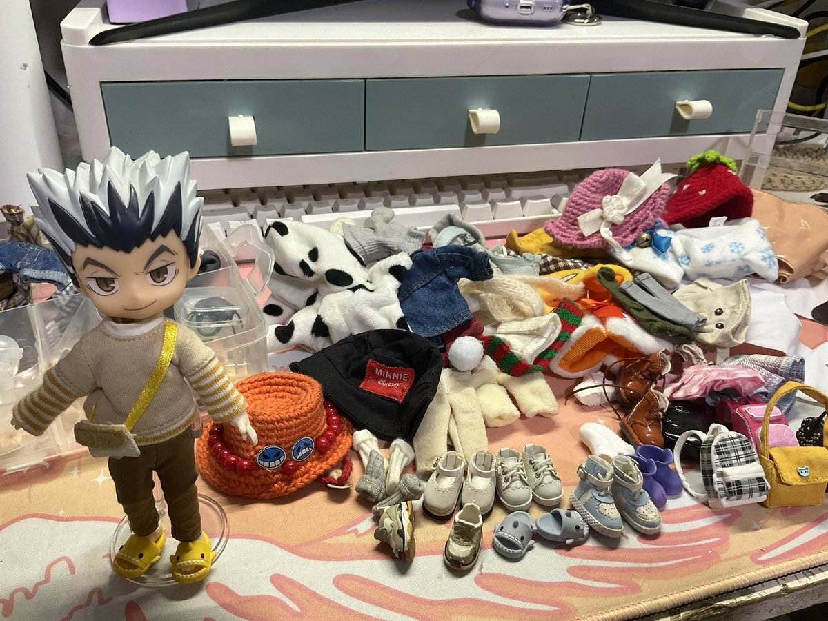 Lalallets's tweet photo. Hi, it’s been a while! came back to sell my nendo stuffs (+ merch) since i need urgent money and I’ve not touch these for a while and thought it’s best to have others use and have fun with it. Will post selling thread in a while! Thank you 🤍 https://t.co/PjaQsqn7GI