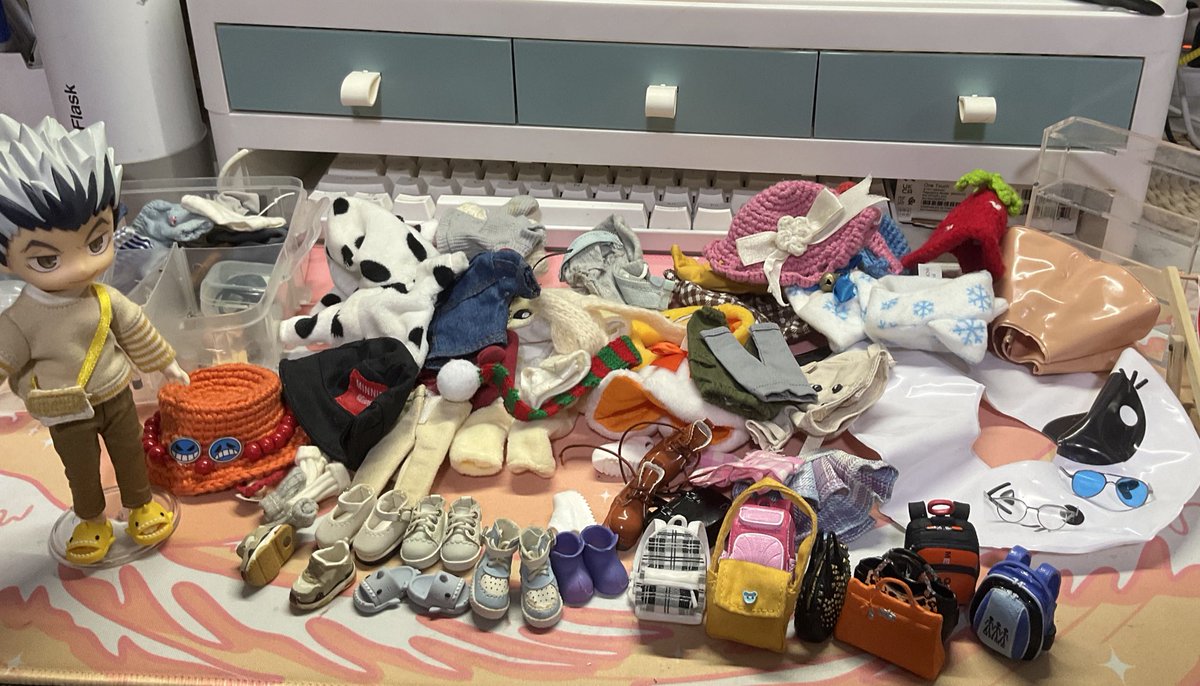 Lalallets's tweet photo. Hi, it’s been a while! came back to sell my nendo stuffs (+ merch) since i need urgent money and I’ve not touch these for a while and thought it’s best to have others use and have fun with it. Will post selling thread in a while! Thank you 🤍 https://t.co/PjaQsqn7GI