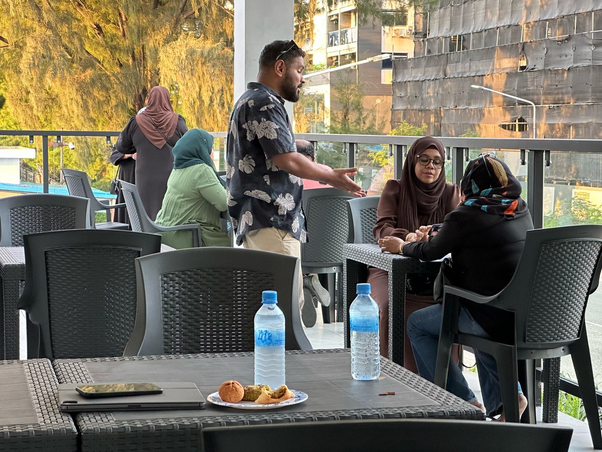 The Commoners (@commonersmv) on Twitter photo ފަހި ފްލެޓް އެހީ މޭޒުގެ މަސައްކަތް މިއަދު އަދި މާދަމާވެސް ކުރިއަށް ގެންދެވޭނެ
ތަން: ޕޯޓް ކިއޯސްކް & ކެފޭ، ހުޅުމާލެ <a href="/Portmv/">Maldives Ports Limited</a> ކުރިމަތި
ވަގުތު: 4:00 - 6:30 ފަހި ފްލެޓް އެހީ މޭޒުގެ މަސައްކަތް މިއަދު އަދި މާދަމާވެސް ކުރިއަށް ގެންދެވޭނެ
ތަން: ޕޯޓް ކިއޯސްކް & ކެފޭ، ހުޅުމާލެ <a href="/Portmv/">Maldives Ports Limited</a> ކުރިމަތި
ވަގުތު: 4:00 - 6:30
