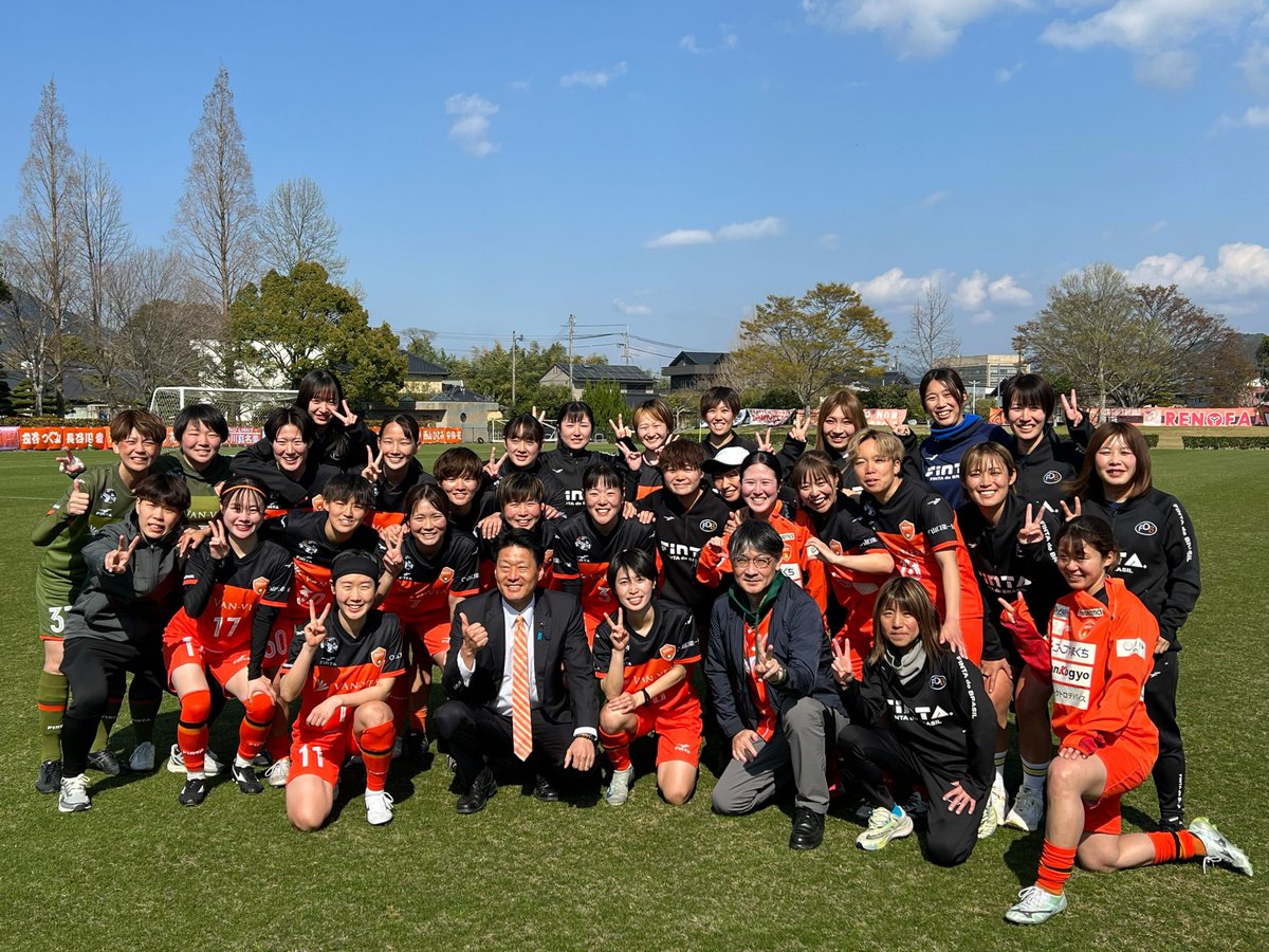 renofa_l's tweet photo. 🟠⚪️
先日の開幕戦には、
山口市長伊藤様、
山口県議会議員吉田様、
山口市議会議長入江様、
山口市スポーツ応援議連会長の伊藤斉様に
ご来場いただきました！

そして…山口県＆山口市出身の選手たちが大活躍！！
地元の力、見せました！

お忙しい中ありがとうございました🙇‍♀️

#レノファレディース https://t.co/TRSRS2RPzX