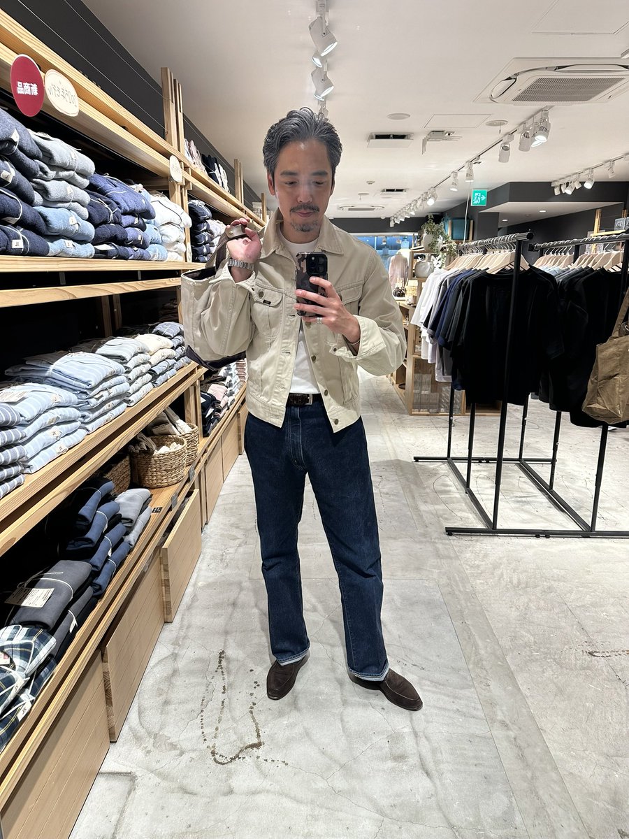 ようやく色々と見通しが立って出口が見えてきた。
このままいくぜ。

写真は100Jを着て無印で写真とる僕。
100JはLongなので着やすい。
こいつはゲロみたいなシミがあったけど、自分の全ての洗濯スキルで復活させた思い入れの一品。