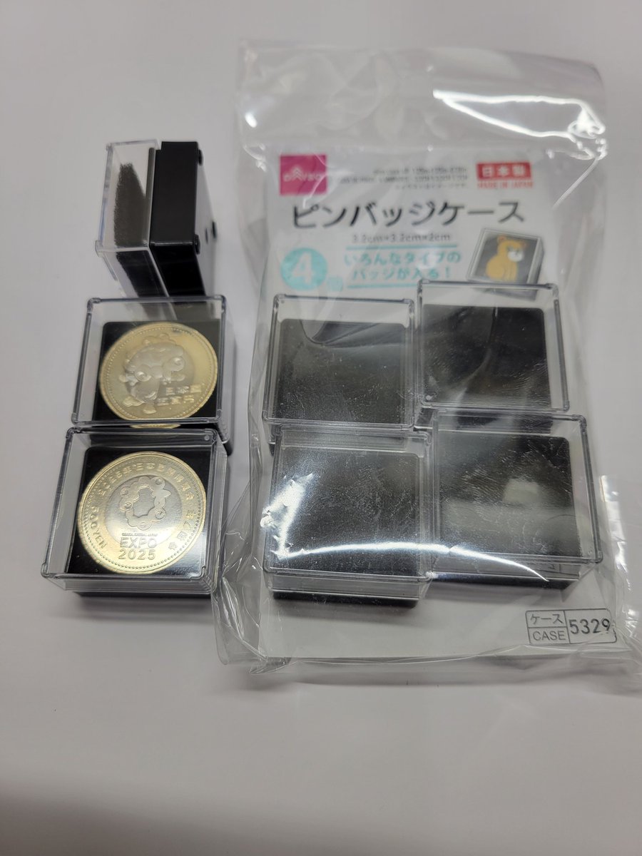 ミャクミャク様記念硬貨を、ネットで見たダイソー商品で保管してみよう。 ピンバッジケースはちょうどいい大きさだけど高さが結構ある。  蓋と下部分は乗ってるだけくらいのゆるさテープどめとかいるかも、あと中で暴れる可能性はある。 アクセサリーストレージバッグは ...
