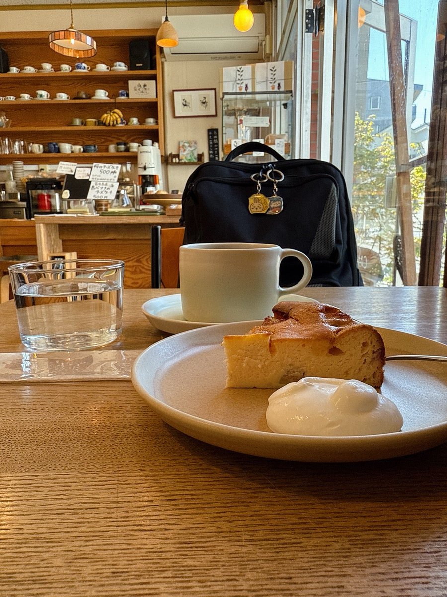 enomoto46's tweet photo. 島バナナのチーズケーキと猫実ブレンド😋 (@ 猫実珈琲店 in 浦安市, 千葉県) https://t.co/9pY9gYKLOV https://t.co/KGKiPpgOH4