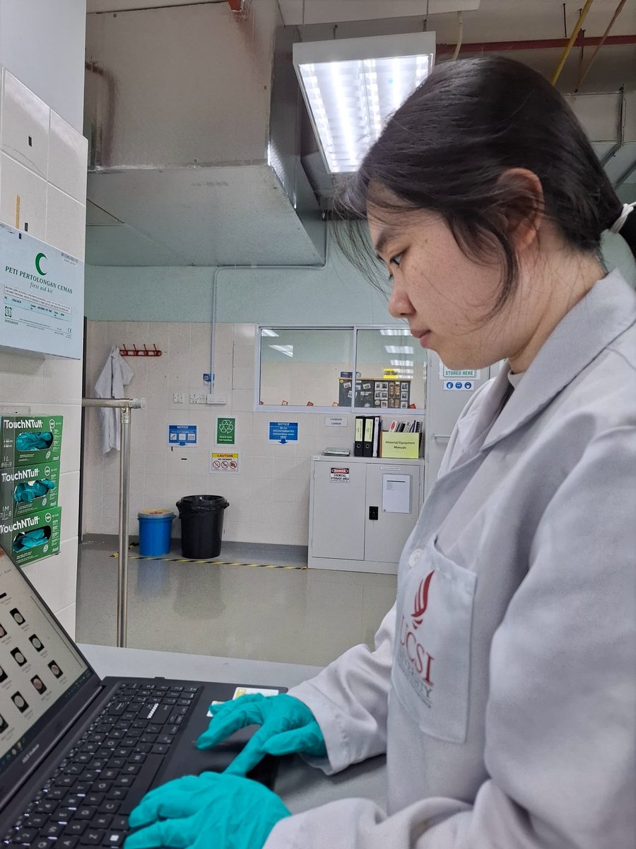 aques_my's tweet photo. Agar, action, and a splash of science! Our FYP students dive into coral microbiomes, prepping marine agar and battling 𝘝𝘪𝘣𝘳𝘪𝘰 𝘤𝘰𝘳𝘢𝘭𝘭𝘪𝘪𝘭𝘺𝘵𝘪𝘤𝘶𝘴 with potential probiotic allies. Stay tuned for some microbe-powered discoveries!
#MarineBiology #MicrobiomeResearch https://t.co/CBfx3UxsCA