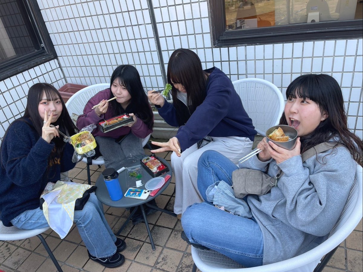 Nnikken's tweet photo. お昼ご飯中です🍱🍙🥪エネルギーチャージして午後もがんばれ〜！😊✨✨
#新潟日建工科専門学校 https://t.co/KA4grmciLa