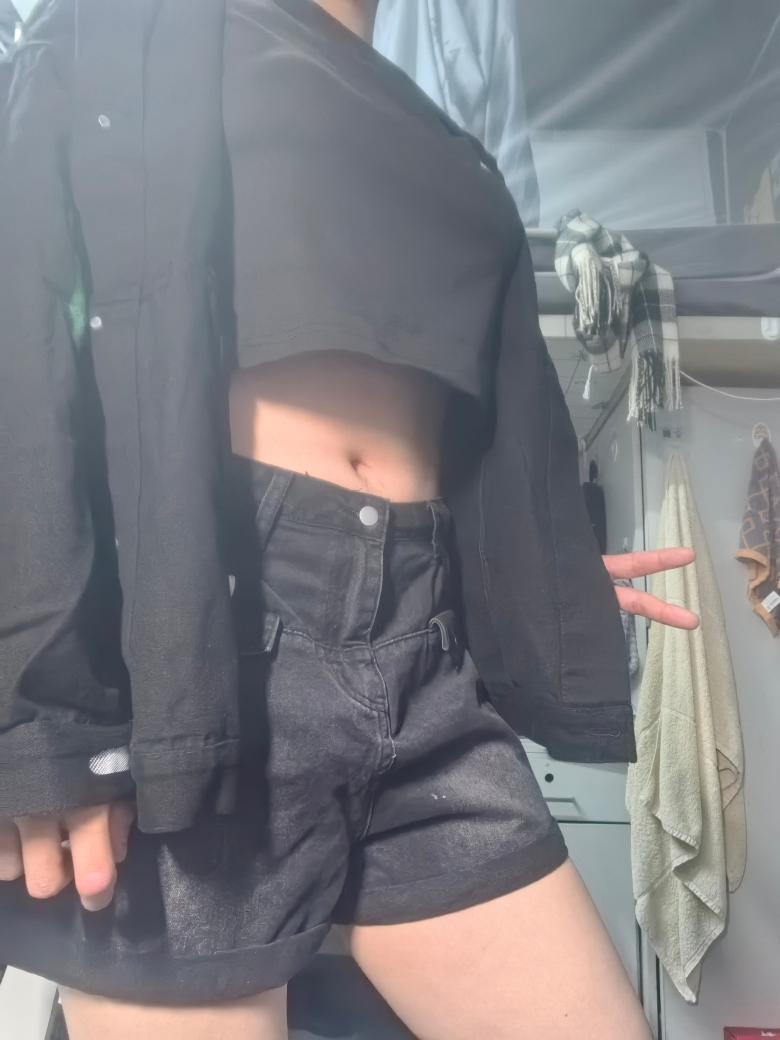 都是在宿舍里拍的哈哈哈，这些衣服有点不敢在外边穿呀
#伪娘 #cd #男娘