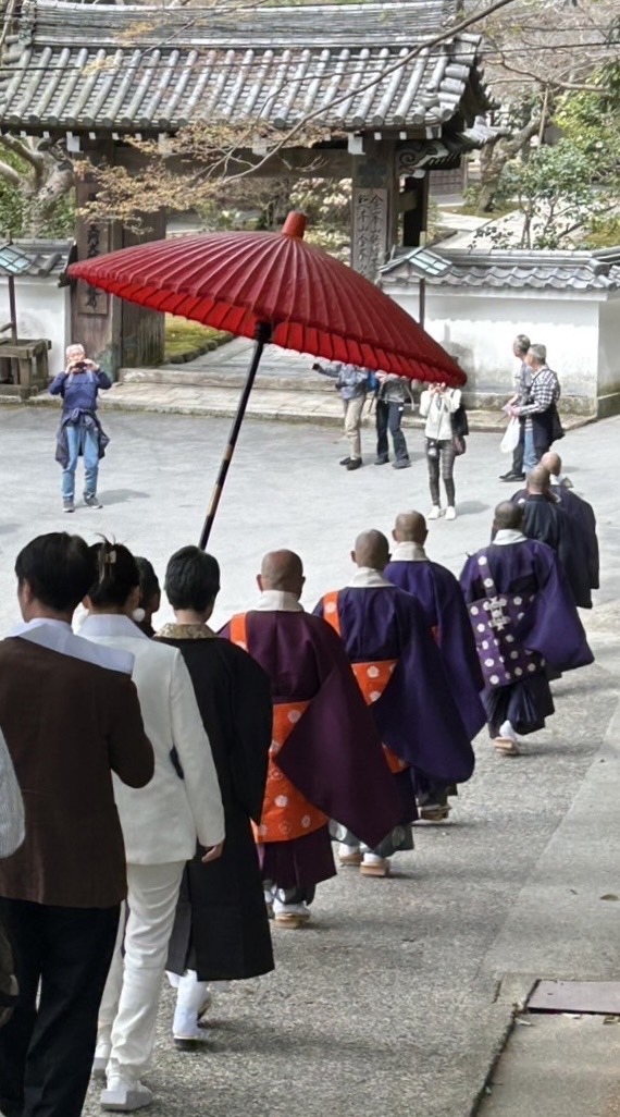 sisyu8's tweet photo. 讀賣新聞
4月8日（火）金峯山寺 蔵王堂にて
紫舟作品の奉納法要が記事になりました。
お読みいただければ幸いです。 https://t.co/x5RZauvNco