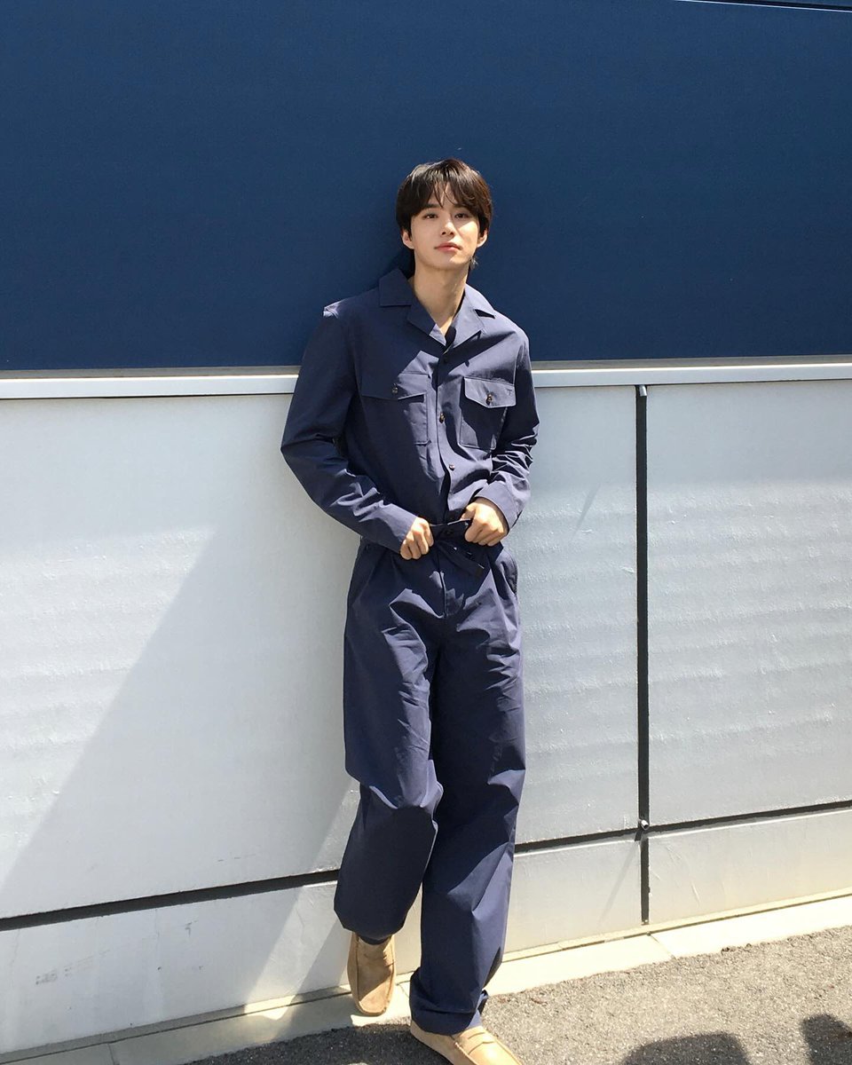 아니레알 맨날 신발이라는 놀이기구에 올라탄 170따리남자들만보다가 바닥에착붙은 로퍼신고도 13등신비율나오는 남자 보니까 개안되고 이거지예싶다..