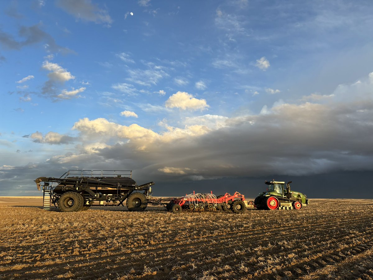 Dwayne36256007's tweet photo. Day 2 of #seeding25 was a success. Should be smooth sailing till the end. @RedheadEquip @palliserSALES @BourgaultAg @Fendt_NA https://t.co/jK1BJWOm1m