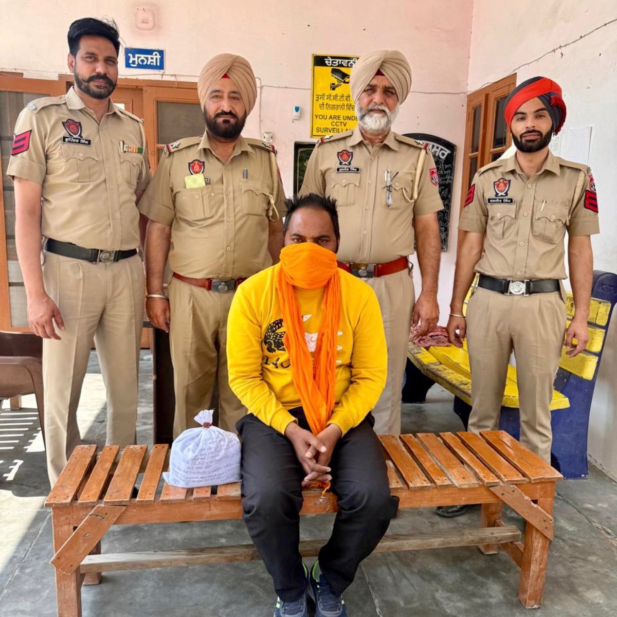 SangrurPolice's tweet photo. Under the ‘#YudhNashianVirudh’ campaign, #Sangrur Police (PS #Lehra) arrested a drug peddler and recovered Intoxicant vials from his possession

#ActionAgainstDrugs #YudhNashianVirudh https://t.co/6gsCtRmd1b