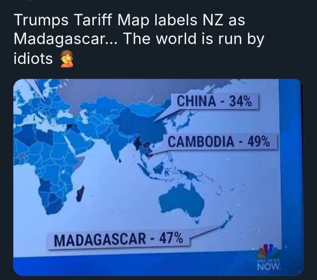 MariaSherwood2's tweet image. Trump being the biggest idiot.