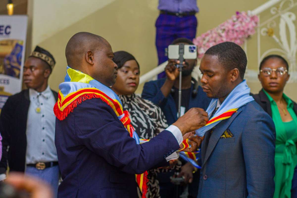 JeanRenLwamba1's tweet image. Notre seul désir est de servir la République, peu importe le niveau. Apporter du peu que l&apos;on peut à l&apos;édification de la RDC et surtout à l&apos;encadrement de sa jeunesse, voilà ce qui nous motive. 
@ConseilHa 
#Expert chargé des questions administratives et juridiques. 
#JNLP.